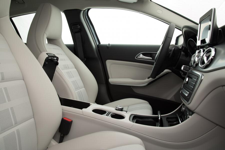 Интерьер Mercedes-Benz GLA200 (X156) 2017 года  (LA) (фото 34 из 41)